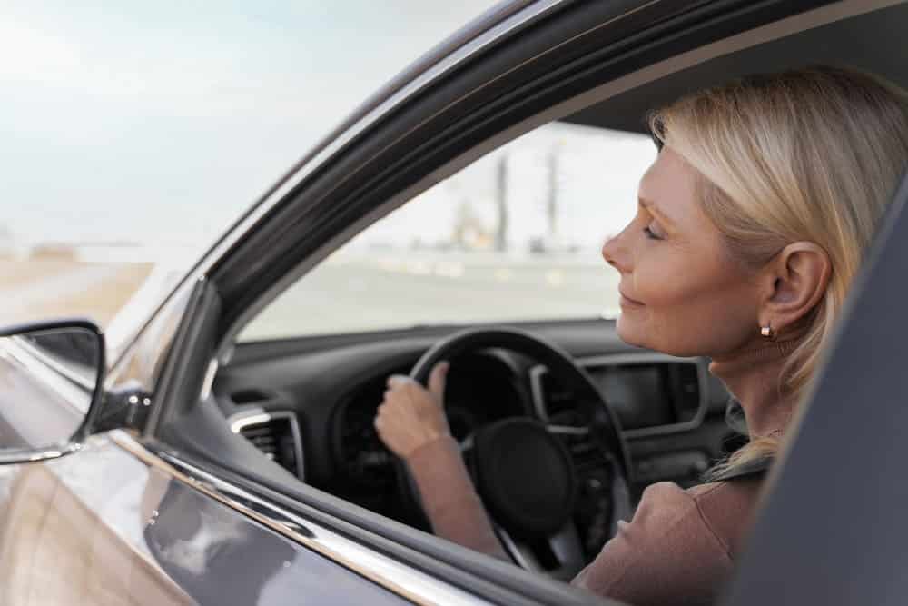 mujer manejando auto prueba obtener licencia conducir